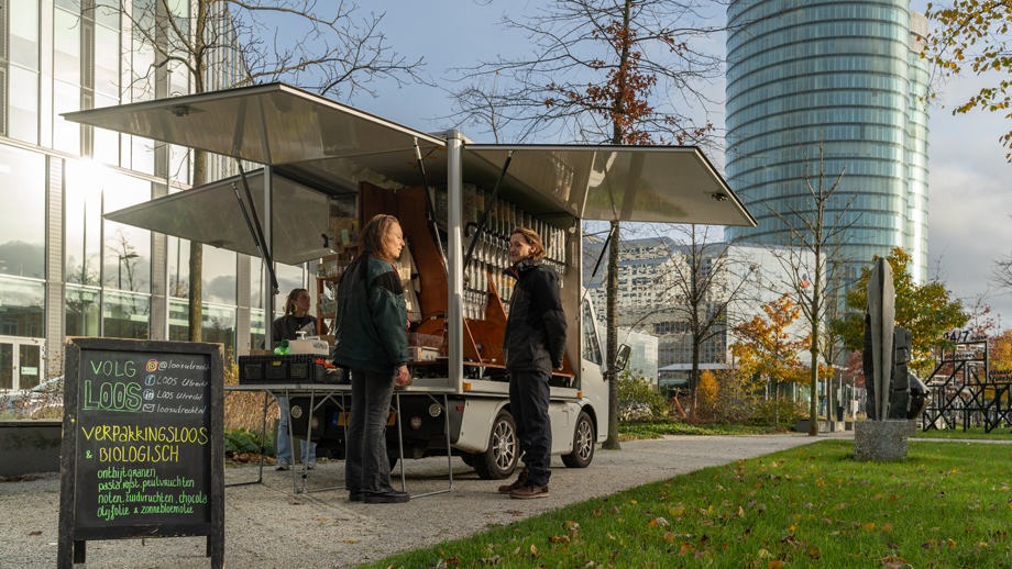 Verpakkingsloze rijdende supermarkt bezoekt randen Binnenstad