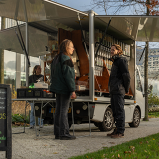 Verpakkingsloze rijdende supermarkt bezoekt randen Binnenstad