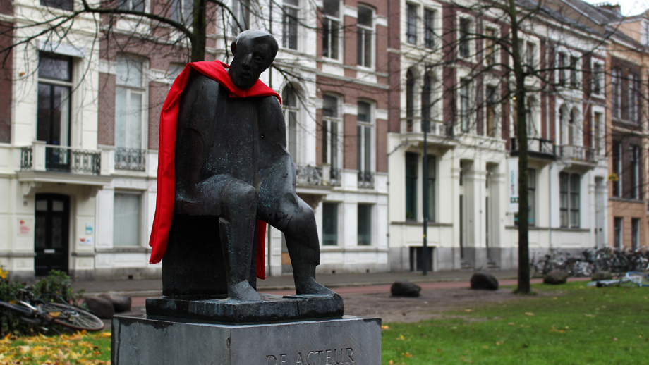 Helden in Utrecht: acht standbeelden gespot met rode cape