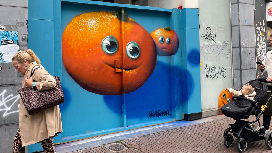 Vrolijke mandarijn op de Lange Viestraat 